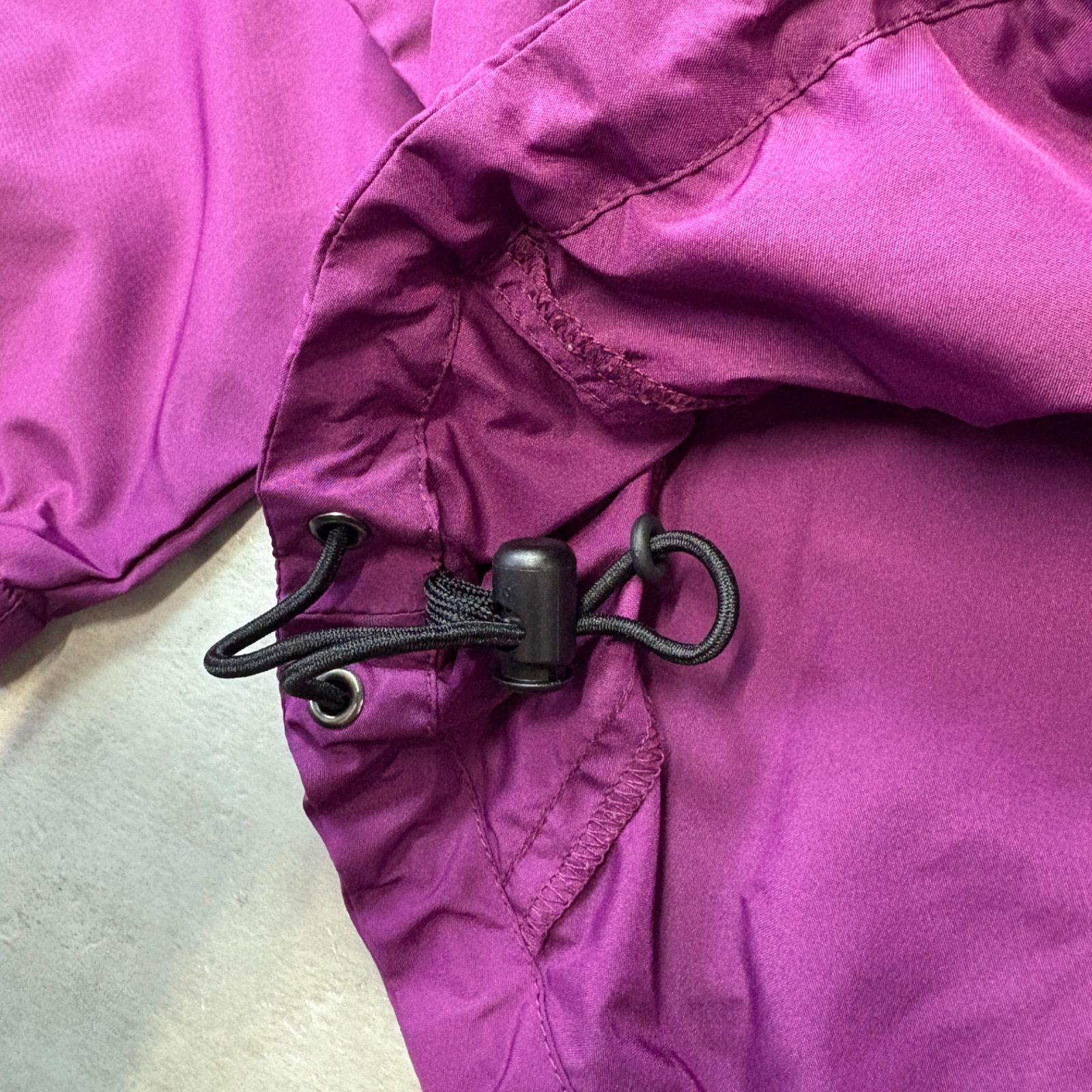 NIKE DRI-FIT ナイロンジャケット 襟スウォッシュ 袖スウォッシュ ドローコード