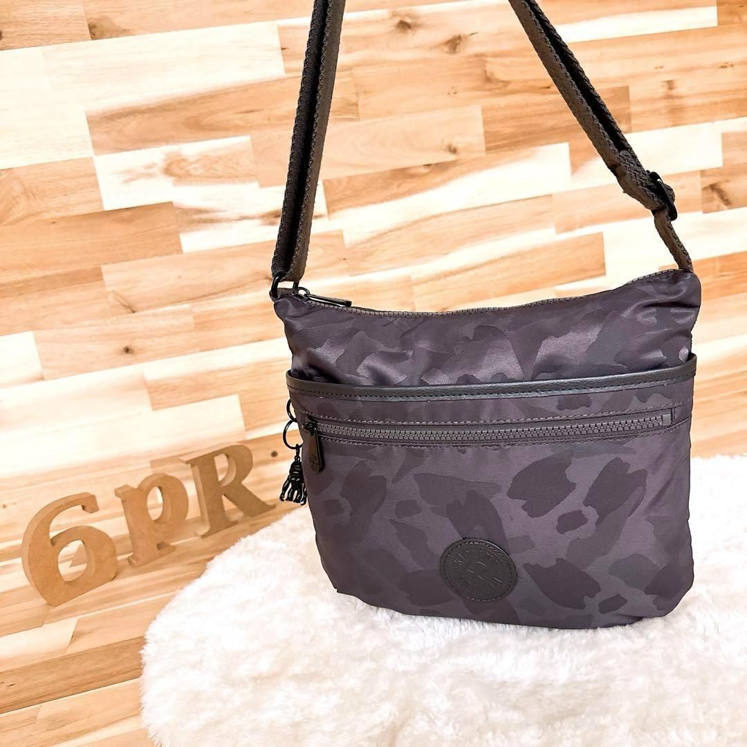 キプリング シャドー カモフラージュ ショルダーバッグ 迷彩カモ柄 グレー