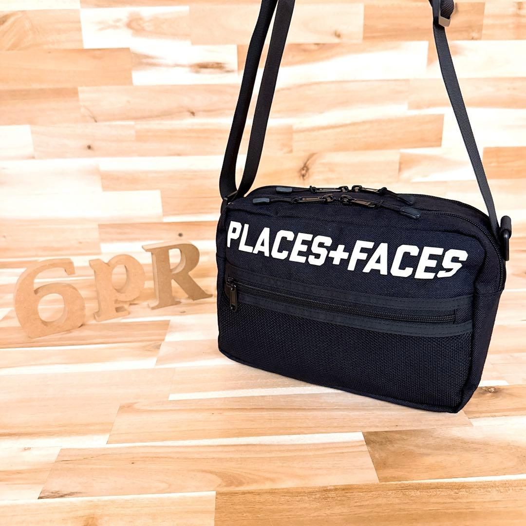 プレイシーズフェイシーズ ブランド ロゴ スクエア ショルダーバッグ黒×白