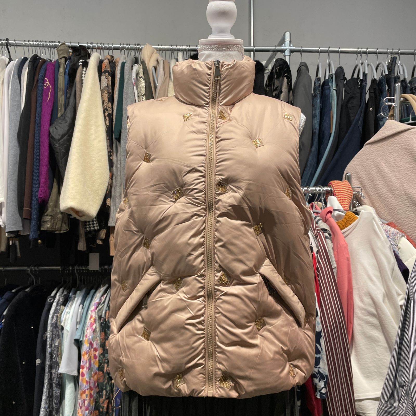 René Derhy ルネデリー ジレ ベスト Mサイズ 38 9号 outer アウター jacket ジャケット レディース ladies スパンコール 刺繡 中綿 ベージュ beige お呼ばれ デート オフィスカジュアル 食事会