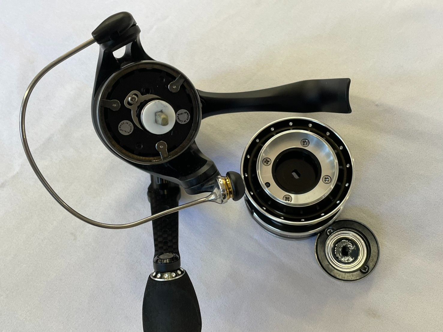 アブガルシア レボMGX2500S スピニングリール ブラックバス