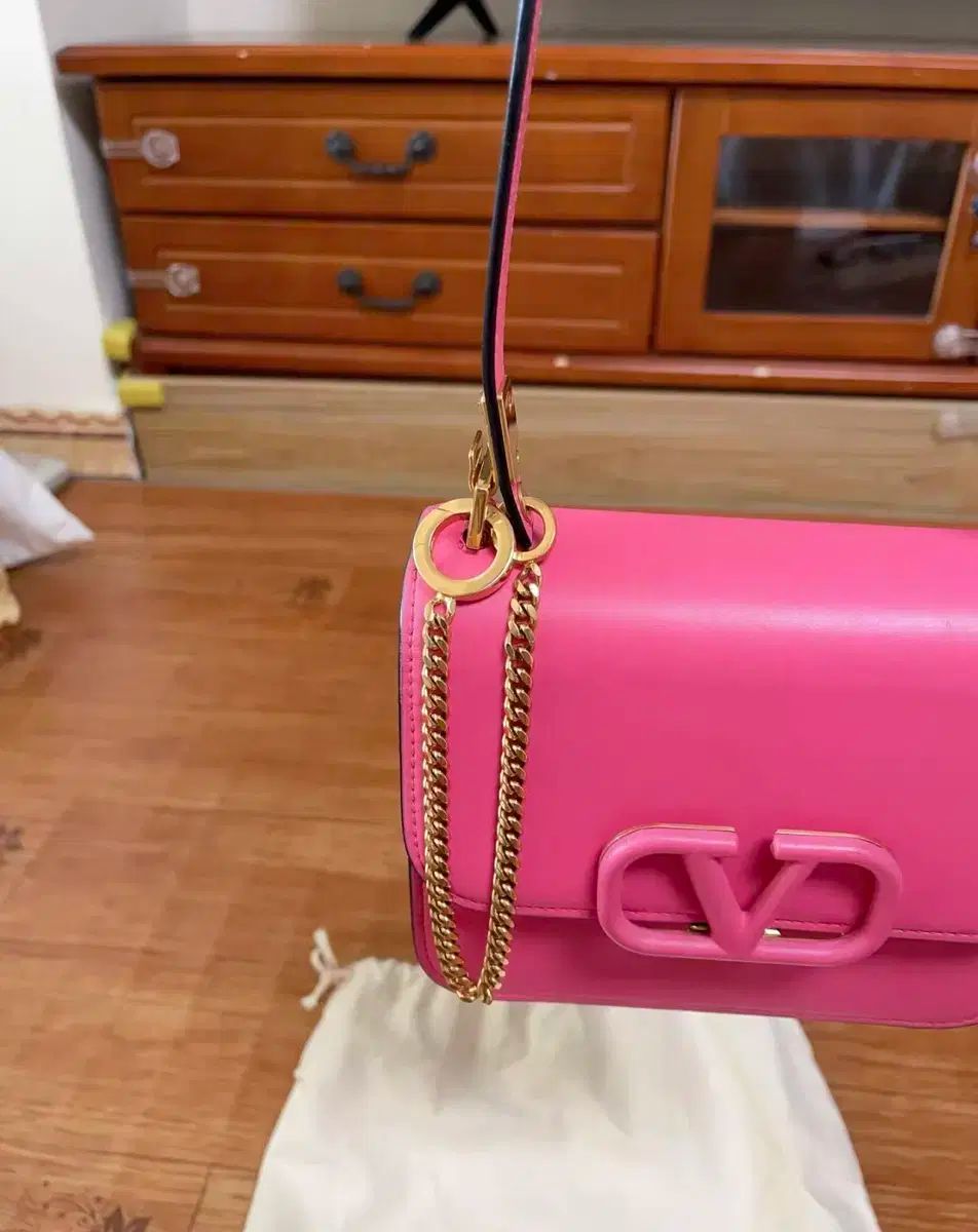 ヴァレンティノ ガラヴァーニ V スリング クレー クロスバック