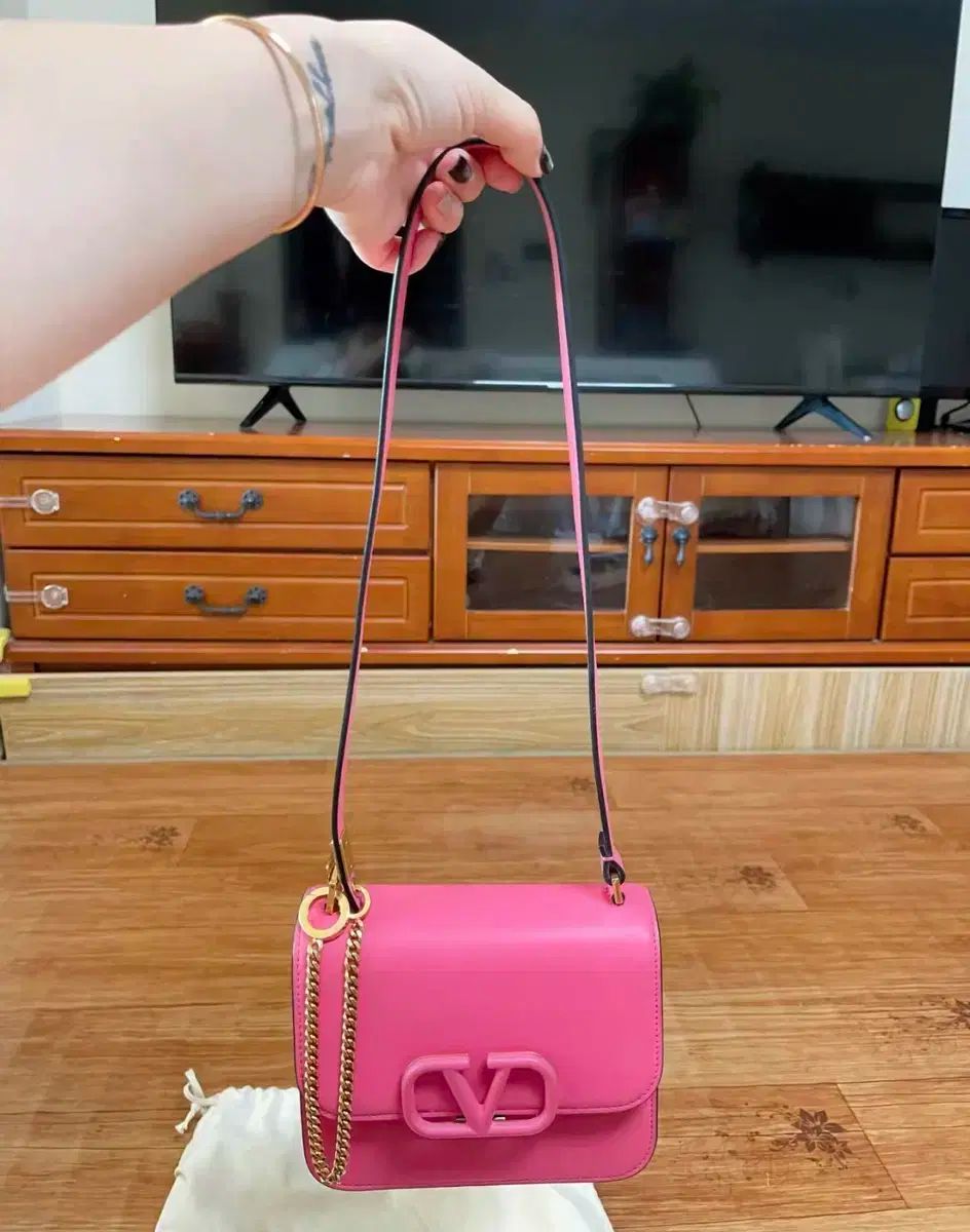 ヴァレンティノ ガラヴァーニ V スリング クレー クロスバック