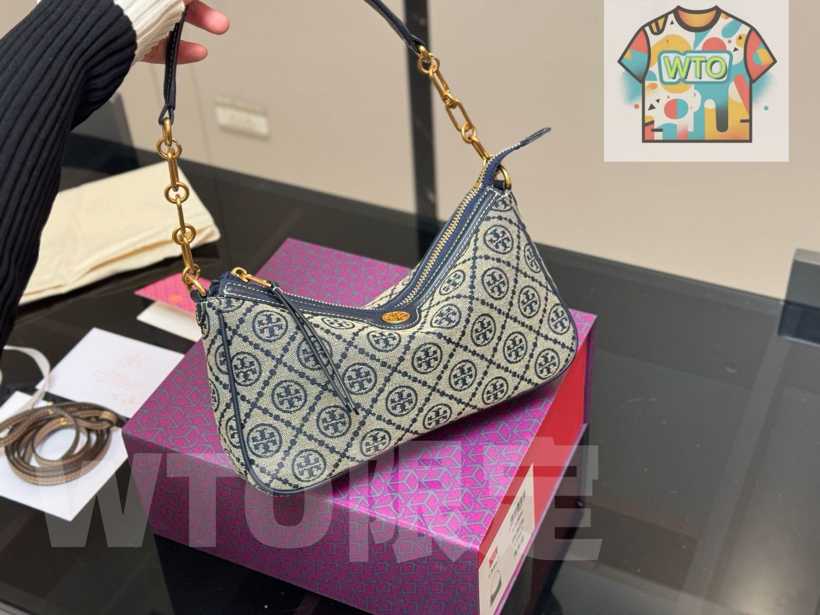 今日 Tory Burch トリーバーチ アームポーチ 折りたたみボックス付き シリーズ サイズは25×15cmです-WTO輸入1