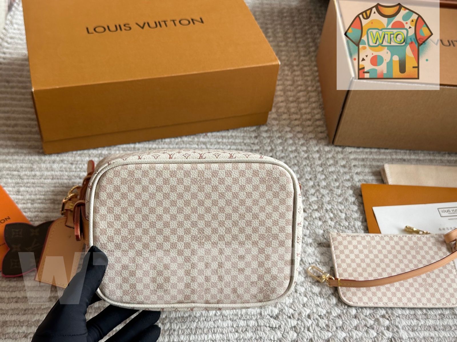 モデルに新色が追加され 尖った形の小物