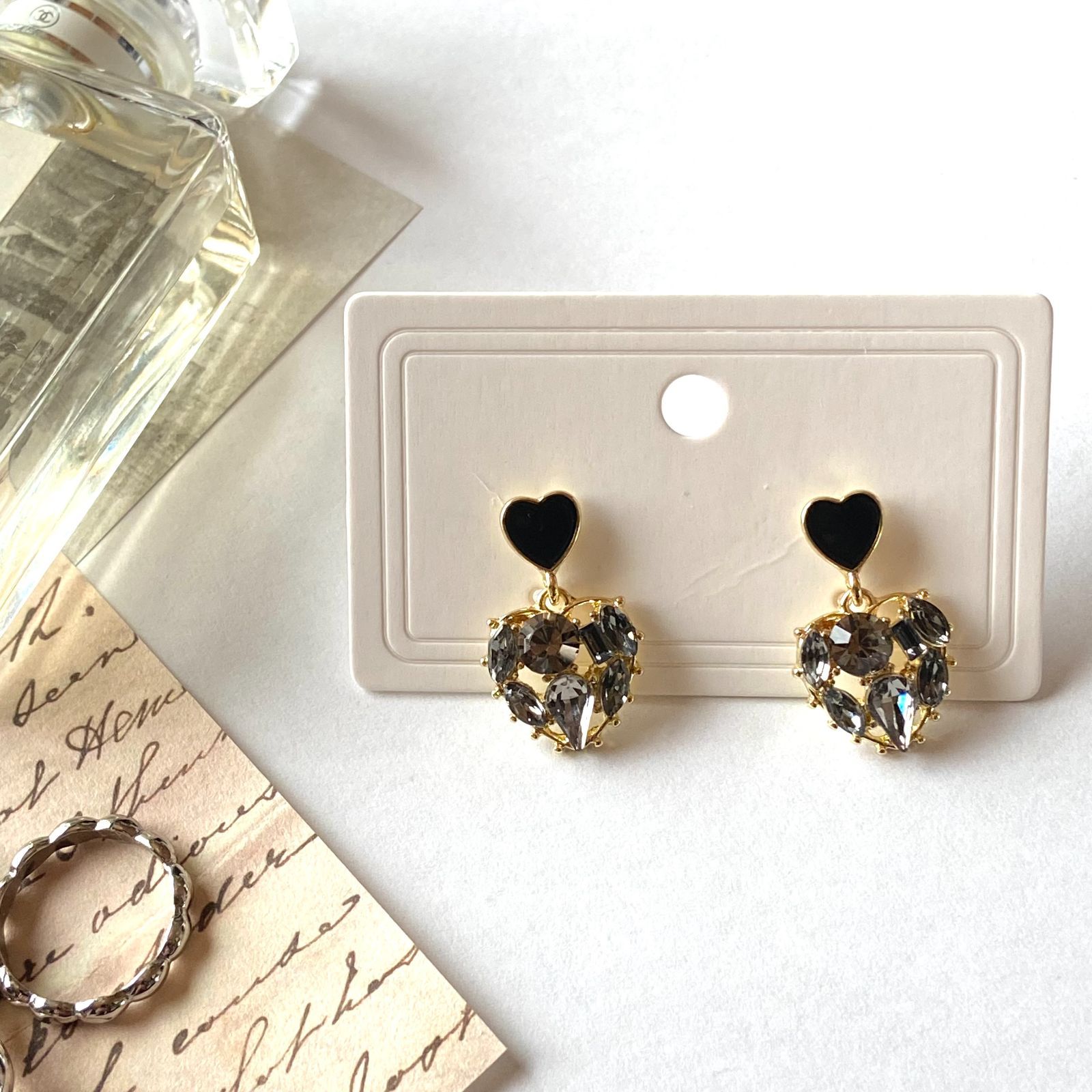 ブラックハートストーンピアス ゴールド ハートモチーフ 上品 綺麗め