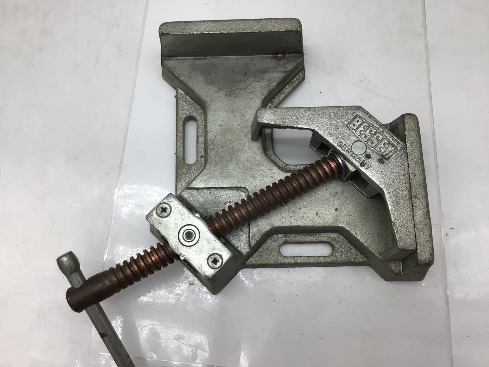 コーナークランプ