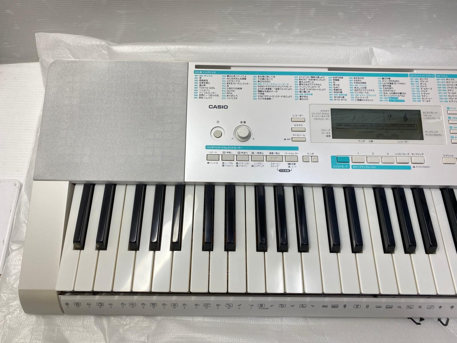 CASIO LK 228 光ナビゲーションキーボード 61鍵 ホワイト マイク ヘッドホン付き YR 19545