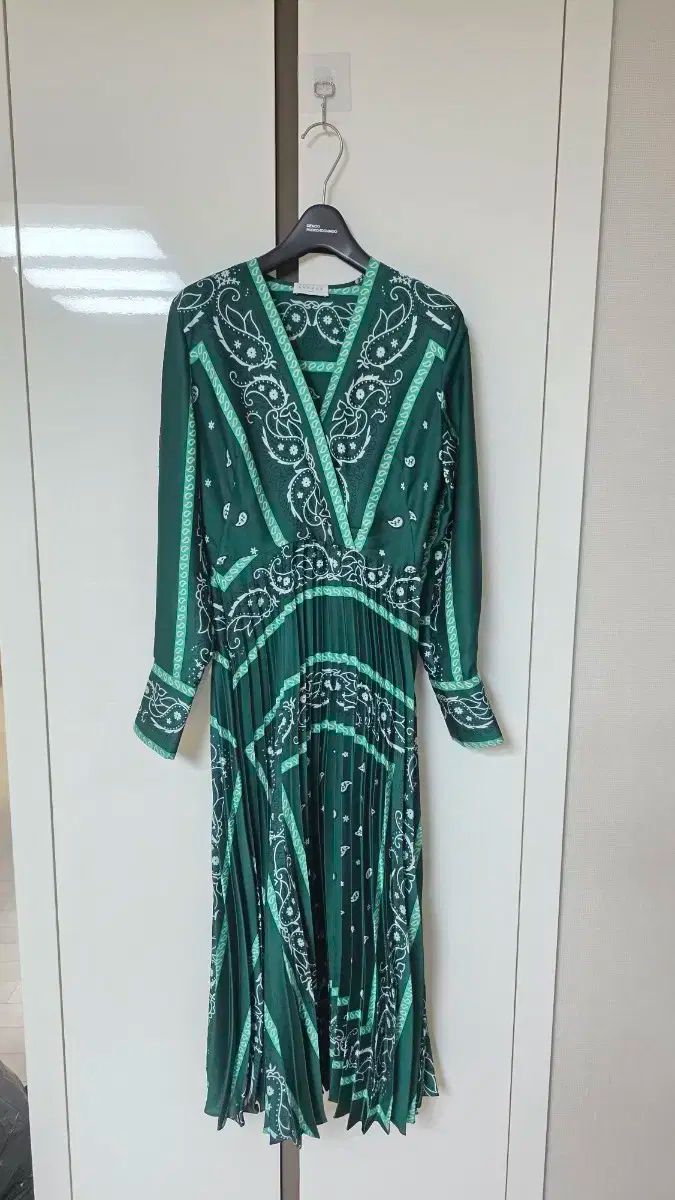 270 サンドロ グリーン ベイズリー プリーツ ロング ONE PIECE