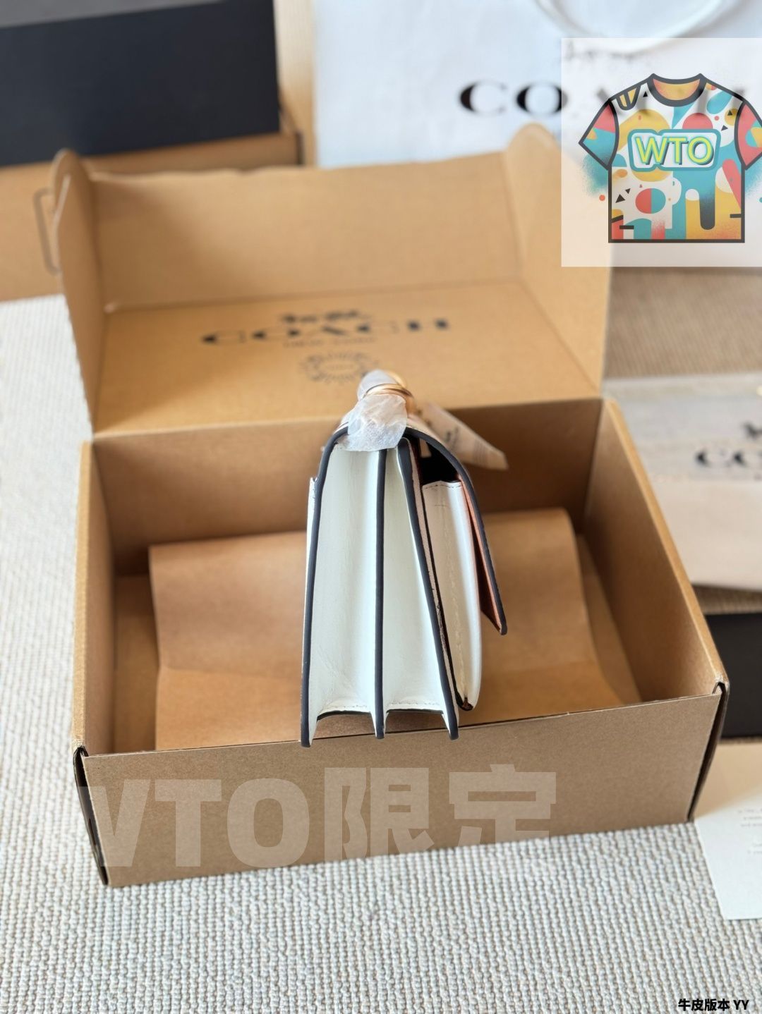 蛇柄のエッジ装飾が個性的で気品を添える