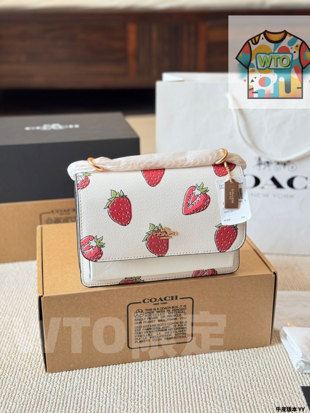 蛇柄のエッジ装飾が個性的で気品を添える