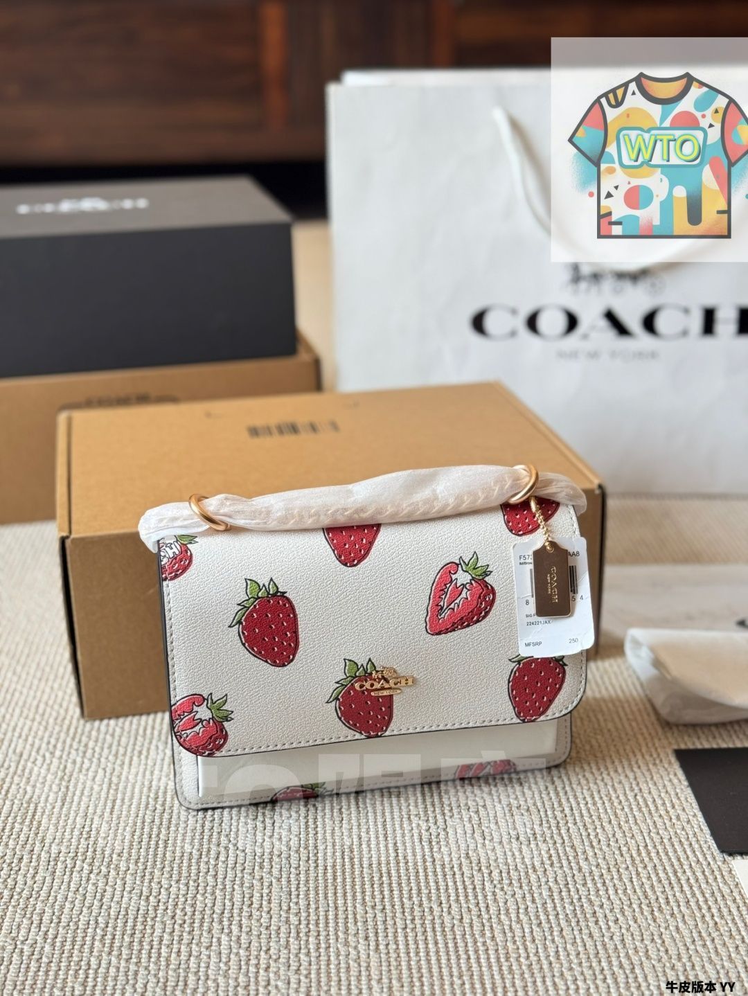 今日 Coach コーチ ク フリップトップスクエアバッグ 蛇柄のエッジ装飾が個性的で気品を添える