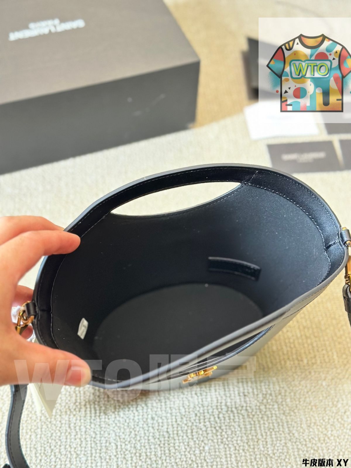 今日 YSL イヴサンローラン スモールバケットバッグ 黒系で復古的な雰囲気を演出 GINKGOPHARMACY_COM