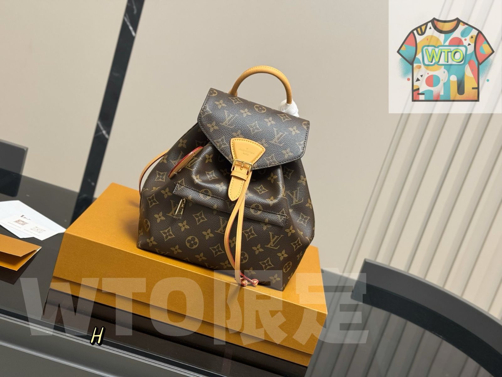 今日 Louis Vuitton ルイ ヴィトン パームスプリングスバックパック トップハンドルの隆起デザインが特徴的