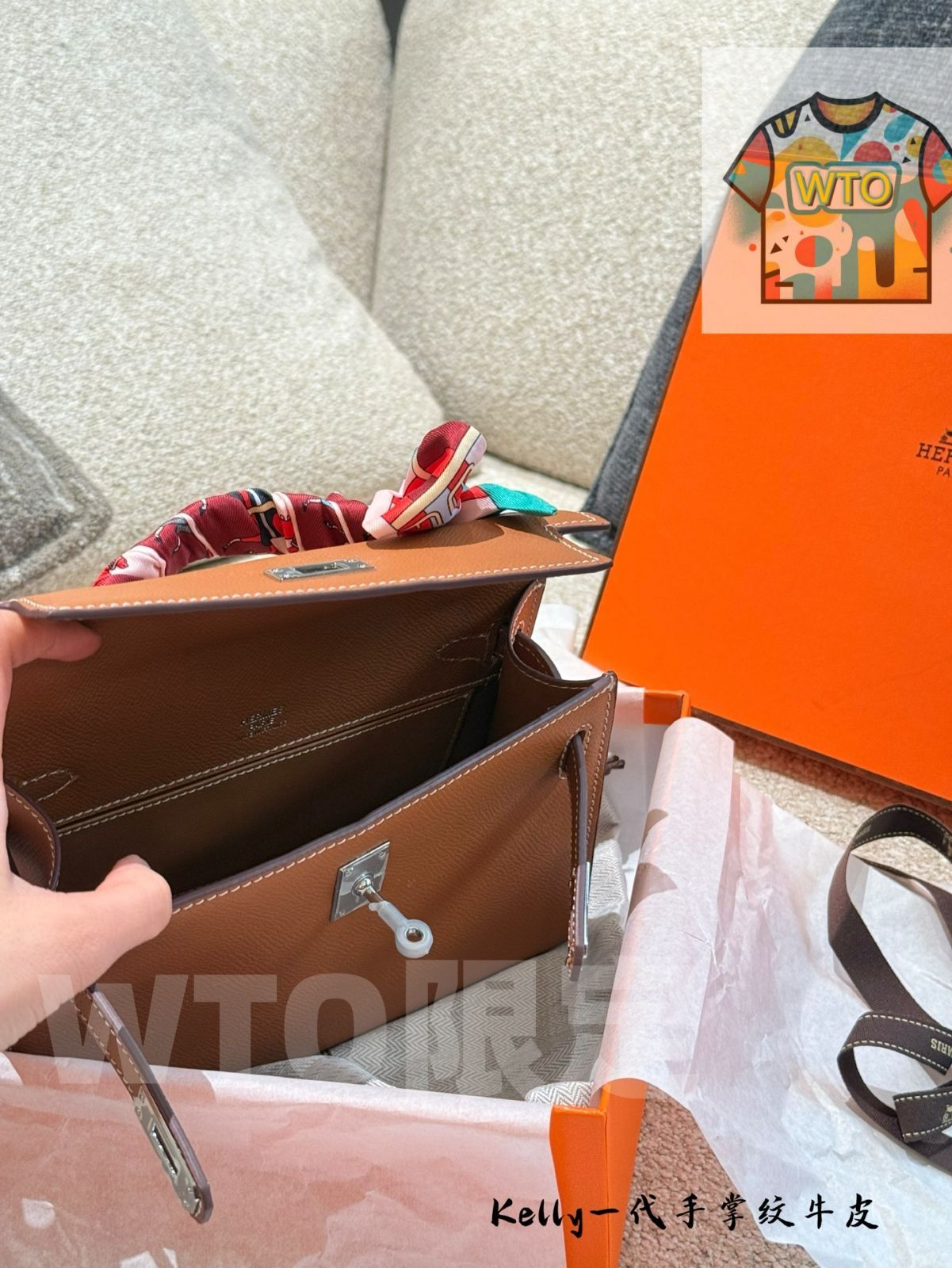 古典的な優雅さを持ち しっくり柄金バックルが特徴