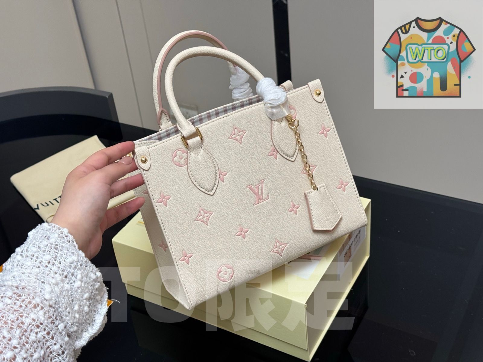 今日 Louis Vuitton ルイ ヴィトン オンザゴージャングルショッピングバッグ 隠しストラップデザイン付き