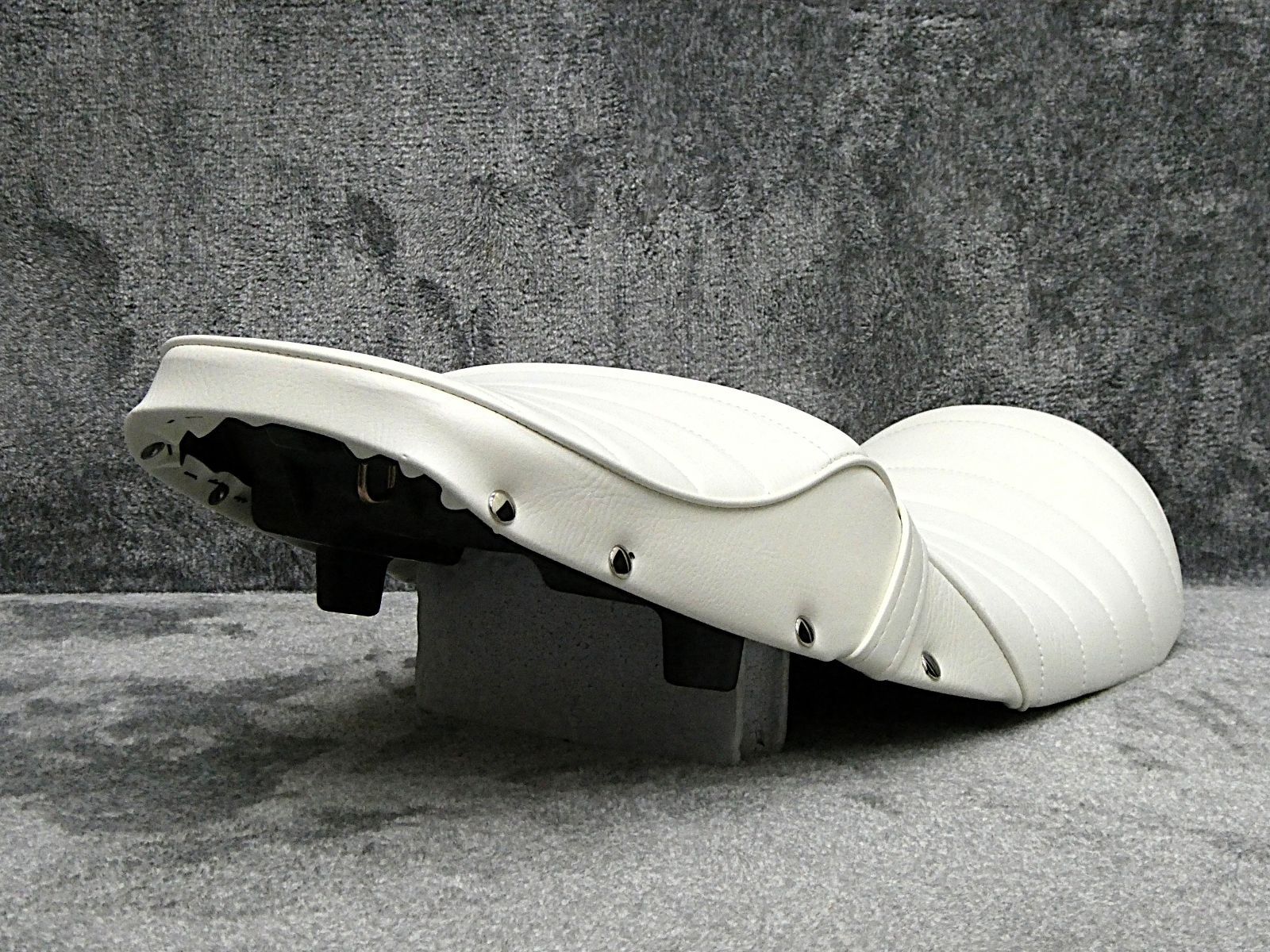 NC31鋲打ち 白皮 タックロールシート /ホワイトCB400SF前期 あんこ