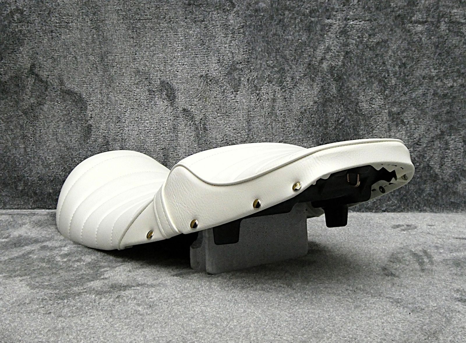 NC39 NC42 CB400SF 鋲打ち 白皮 タックロールシート/ホワイト 前期