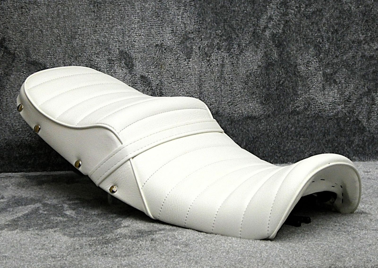 NC39 NC42 CB400SF 鋲打ち 白皮 タックロールシート/ホワイト 前期