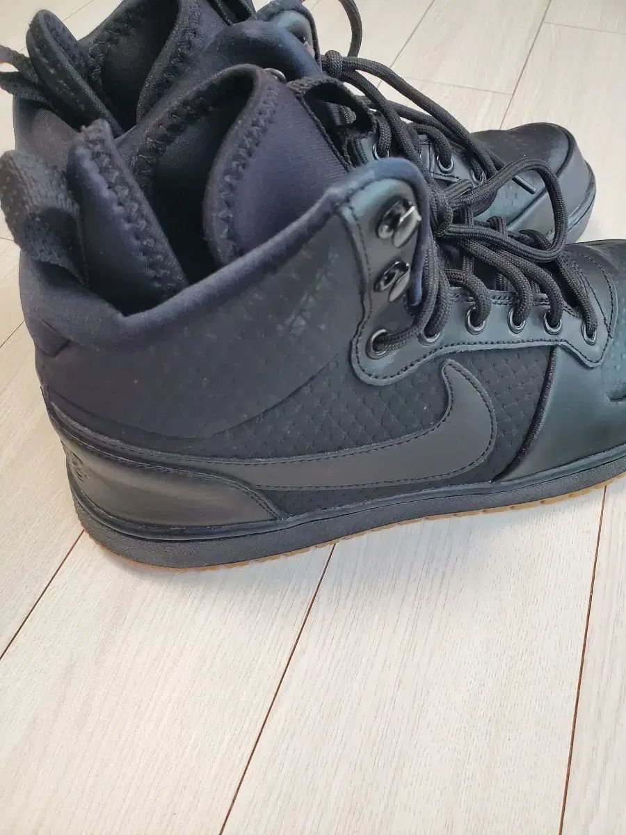 スニーカー ミッド