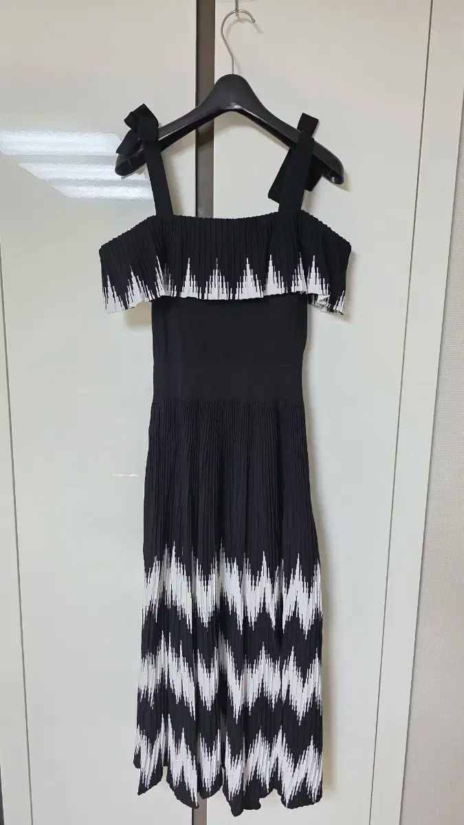 オフショルダー 黒白