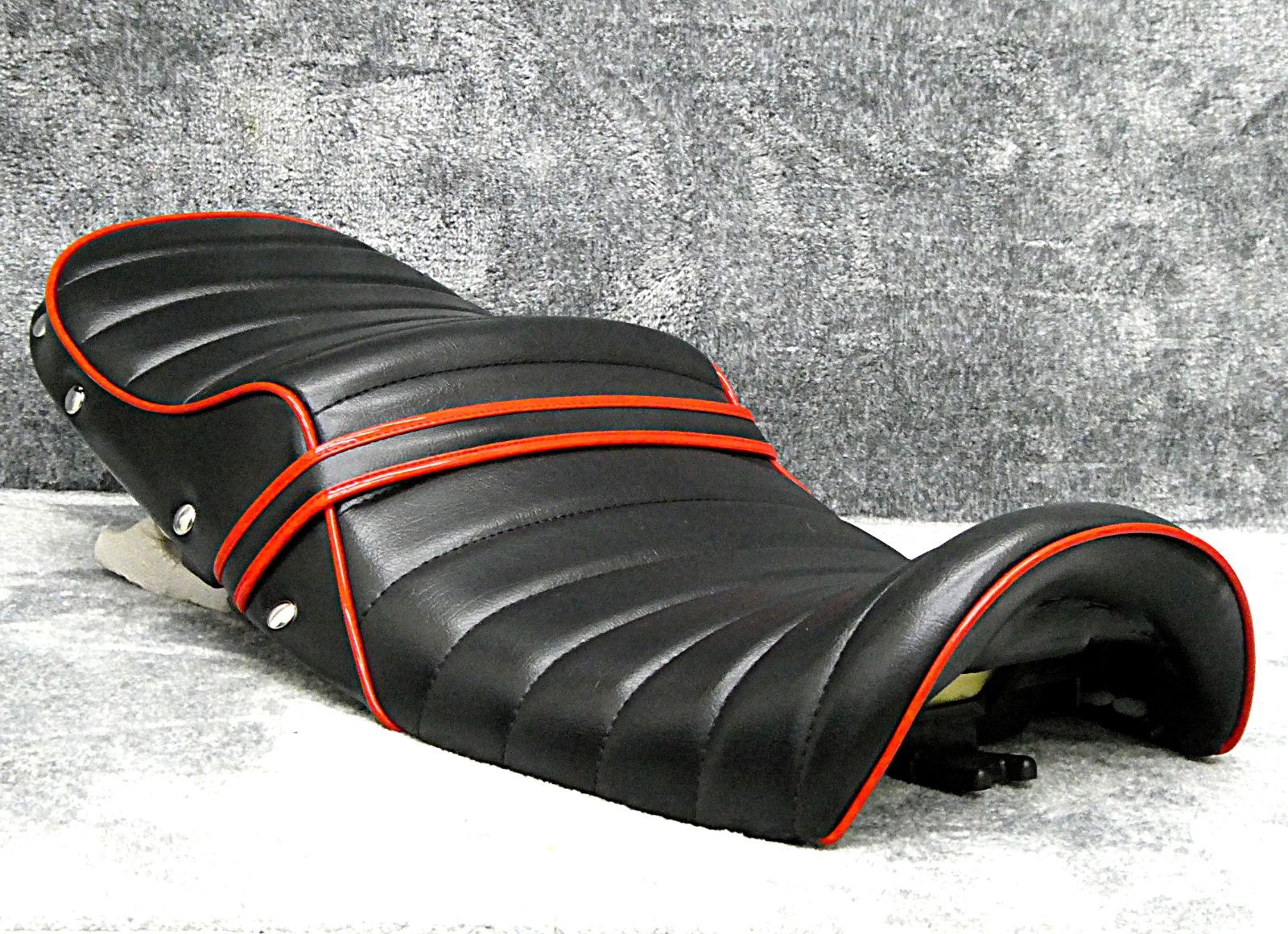 NC39 NC42 CB400SF 鋲打ち 黒赤皮 タックロールシート/ブラック 前期