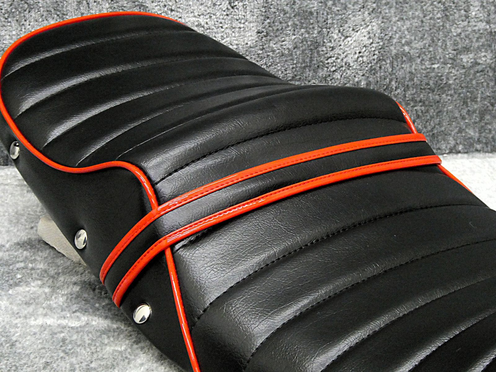 NC39 NC42 CB400SF 鋲打ち 黒赤皮 タックロールシート/ブラック 前期