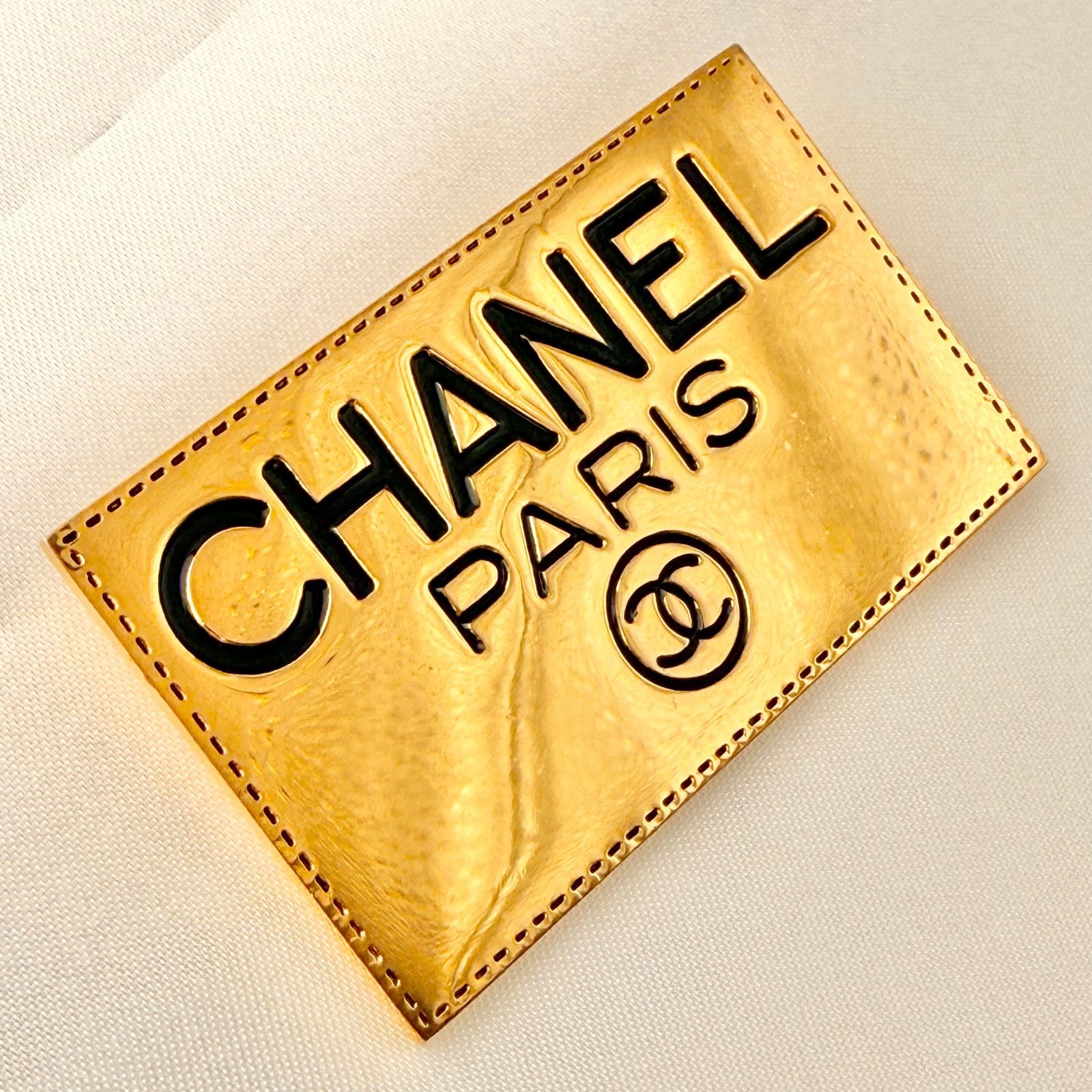 CHANEL ヴィンテージ 三角プレート ゴールド ブラック ブローチ CHANEL ヴィンテージ 三角プレート ゴールド ブラック ブローチ - メルカリ