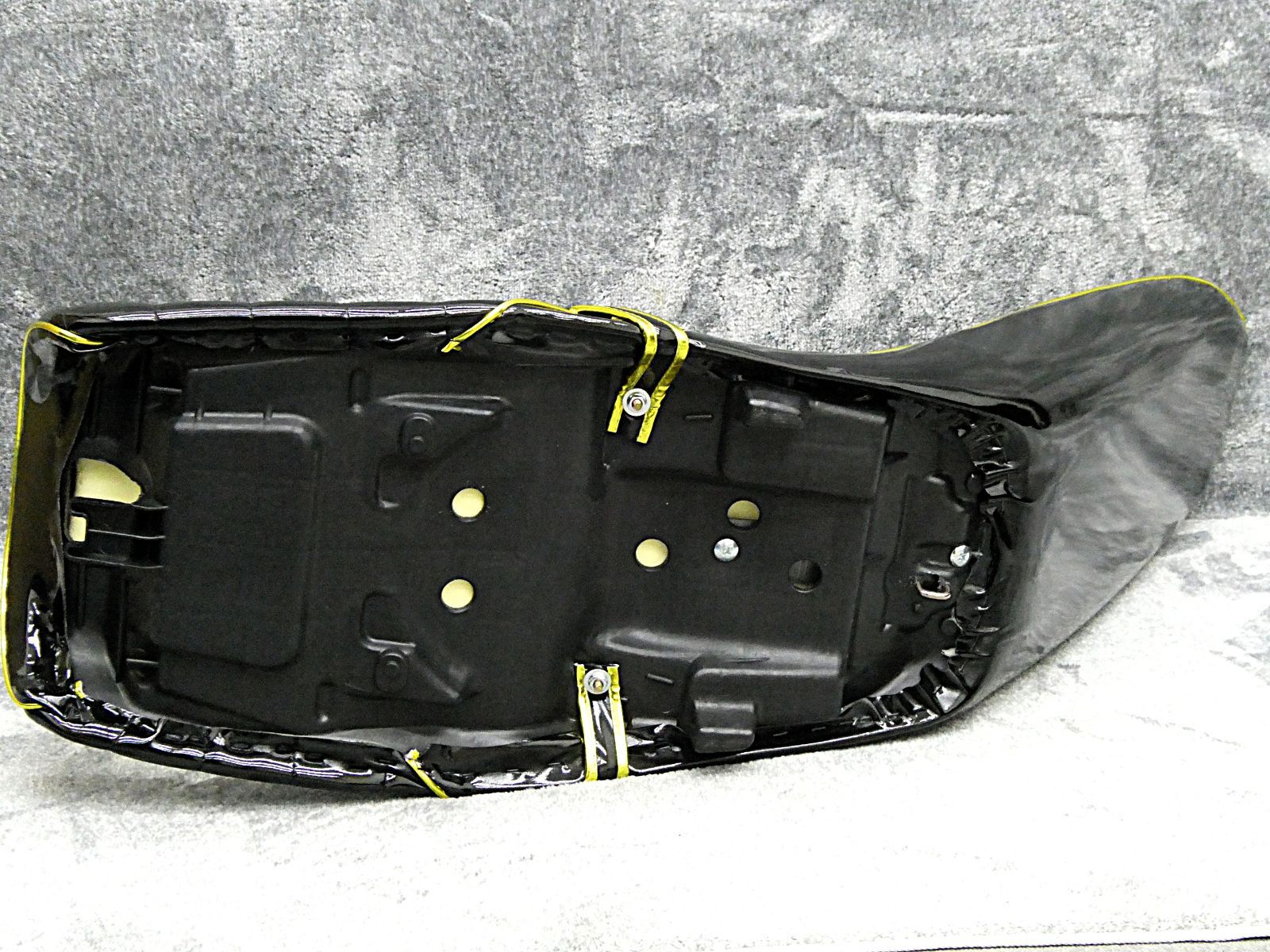 NC39 NC42 CB400SF 黒金エナ 三段シート/ブラック 前期 後期 最終型3段