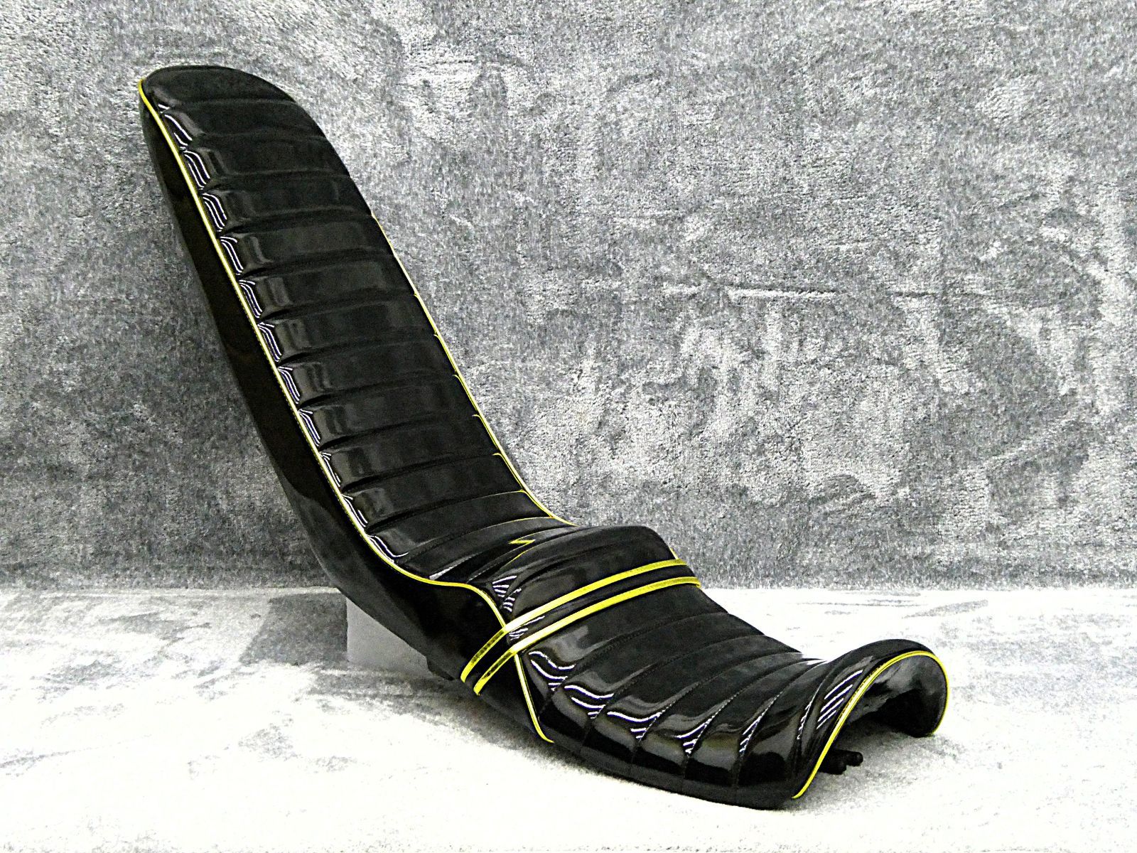 ＮＣ３９　ＮＣ４２　黒金エナ　三段シート　５０ｃｍ/ CB400SF NC39 NC42 CB400SF 黒金エナ 三段シート/ブラック 前期 後期 最終型3段