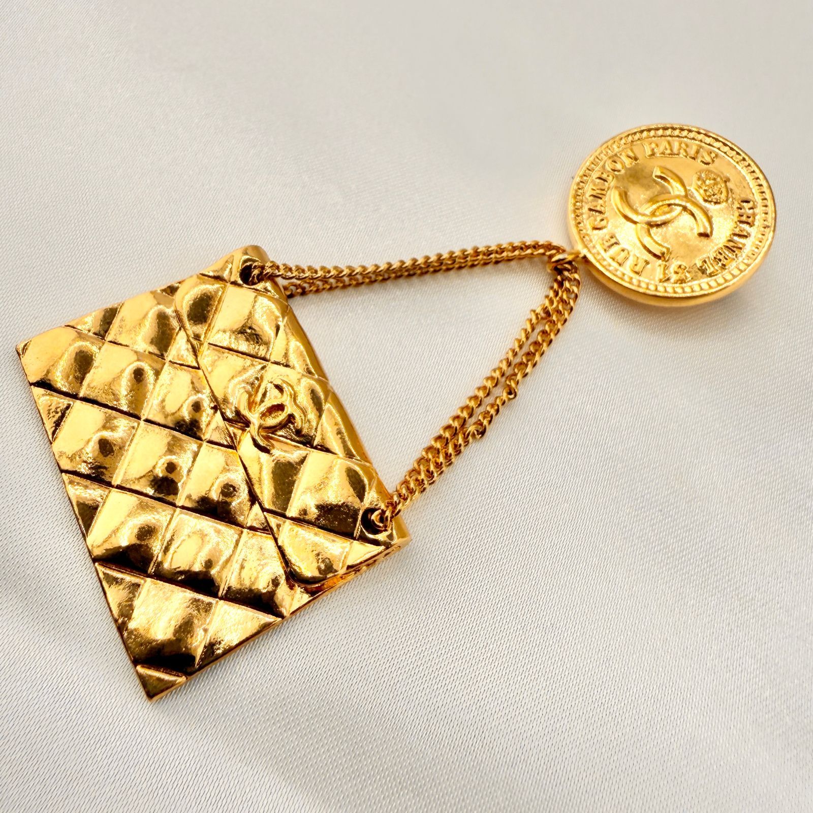 シャネル マトラッセ　ココマーク　マメあり ブローチ ゴールド メタル CHANEL シャネル マトラッセ ココマーク ブローチ ゴールド メタル