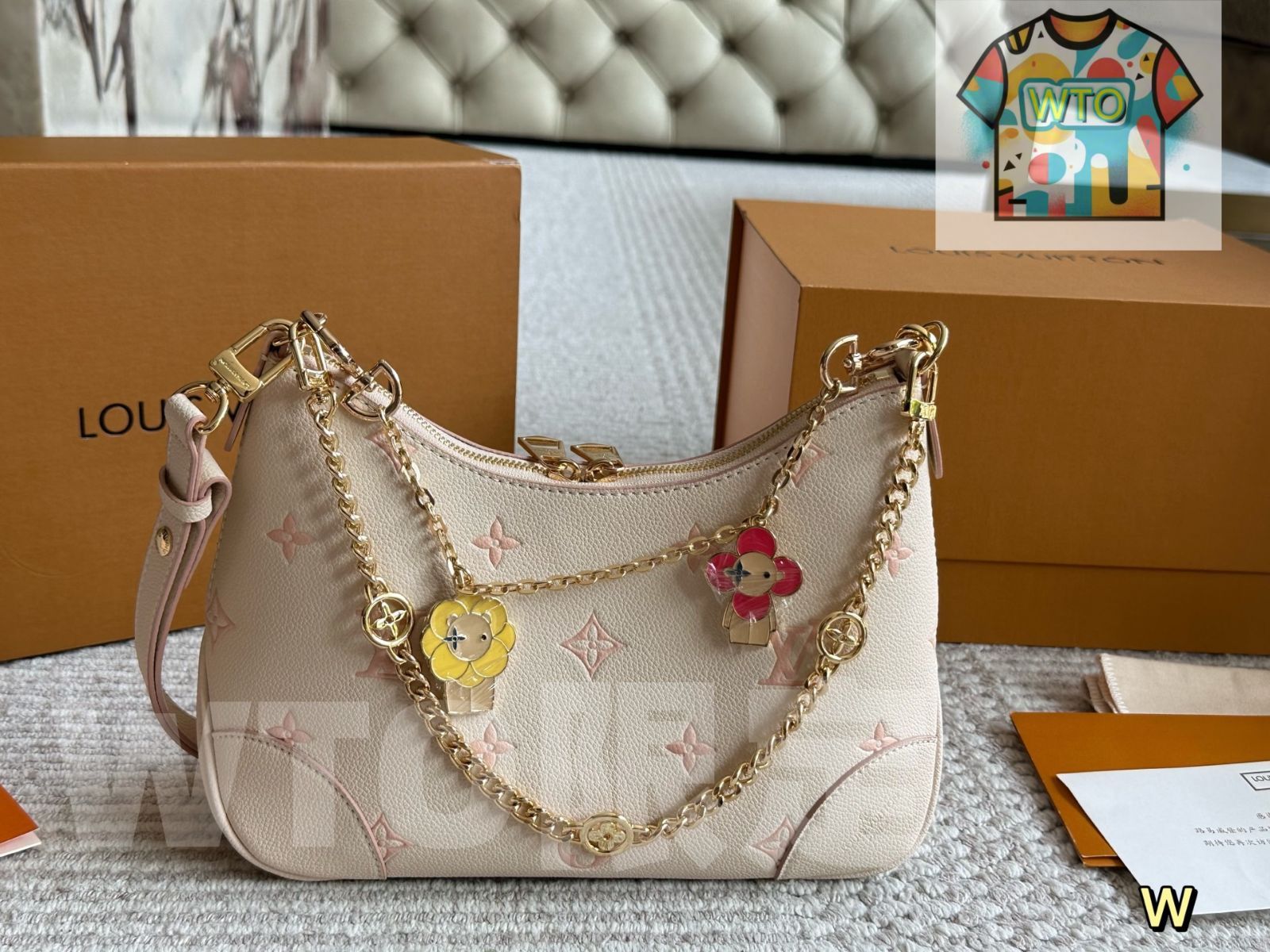 今日 Louis Vuitton ルイ ヴィトン 白い苺クリームホーンバッグ クリーム白に苺模様が夏らしい ボックス付き