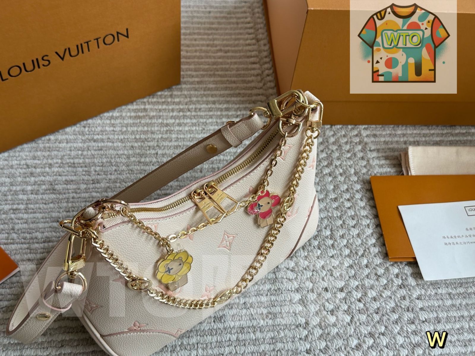 今日 Louis Vuitton ルイ ヴィトン 白い苺クリームホーンバッグ クリーム白に苺模様が夏らしい ボックス付き