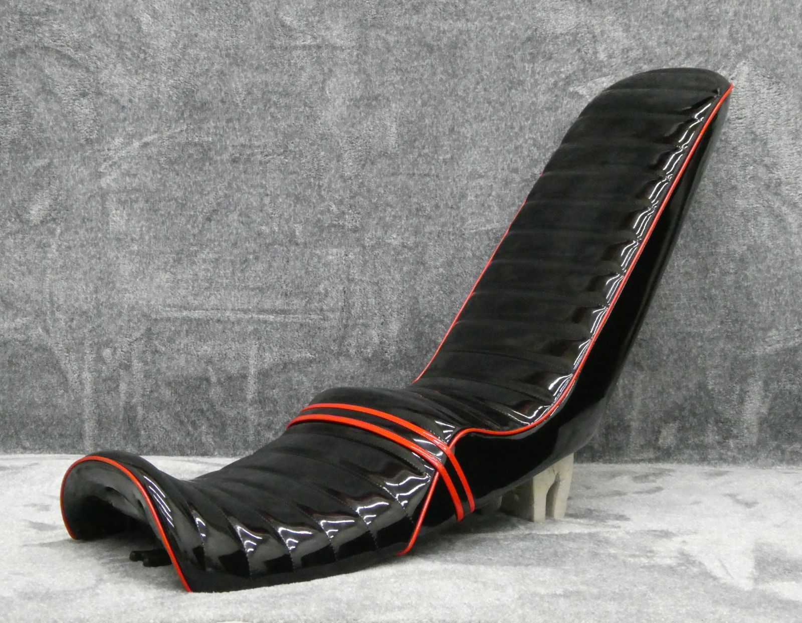 ＮＣ４２　黒赤エナ　三段シート　５０ｃｍ/ CB400SF 前期 後期NC39 Amazon | NC39 NC42 黒赤エナ 三段シート 補強入り55cm