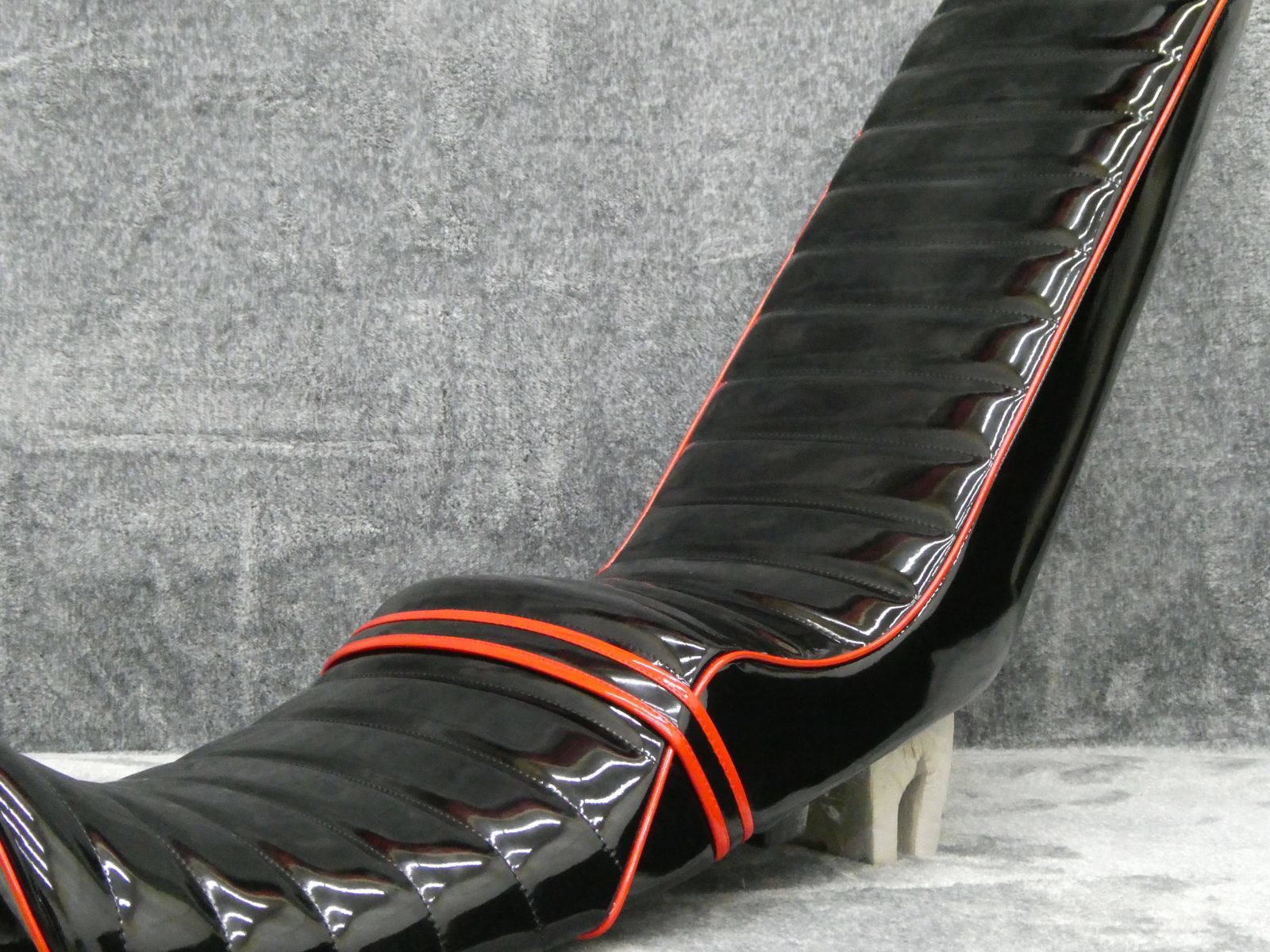 ＮＣ４２　黒赤エナ　三段シート　５０ｃｍ/ CB400SF 前期 後期NC39 NC39 NC42 CB400SF 黒赤エナ 三段シート/ブラック 前期 後期 最終型3段