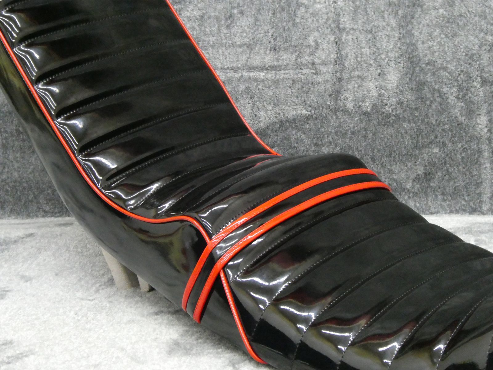 ＮＣ４２　黒赤エナ　三段シート　５０ｃｍ/ CB400SF 前期 後期NC39 NC39 NC42 CB400SF 黒赤エナ 三段シート/ブラック 前期 後期 最終型3段