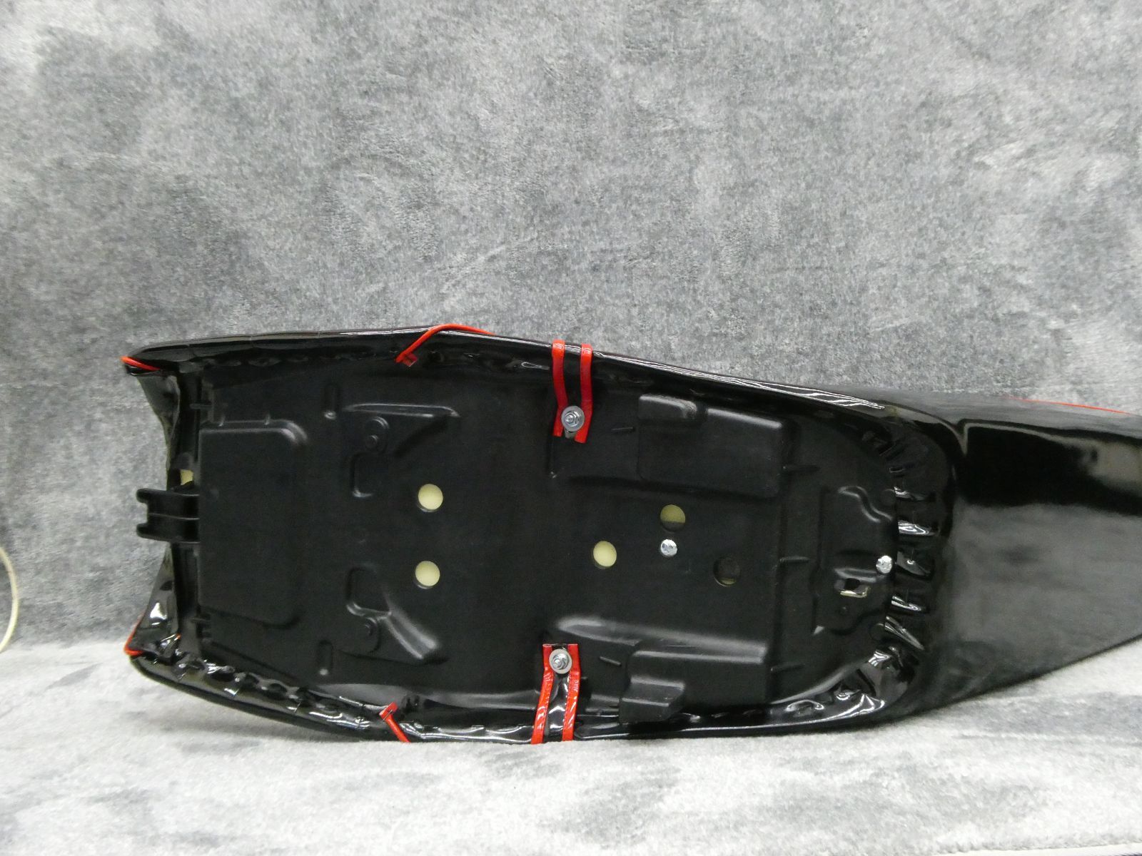 NC39 NC42 CB400SF 黒赤エナ 三段シート/ブラック 前期 後期 最終型3段