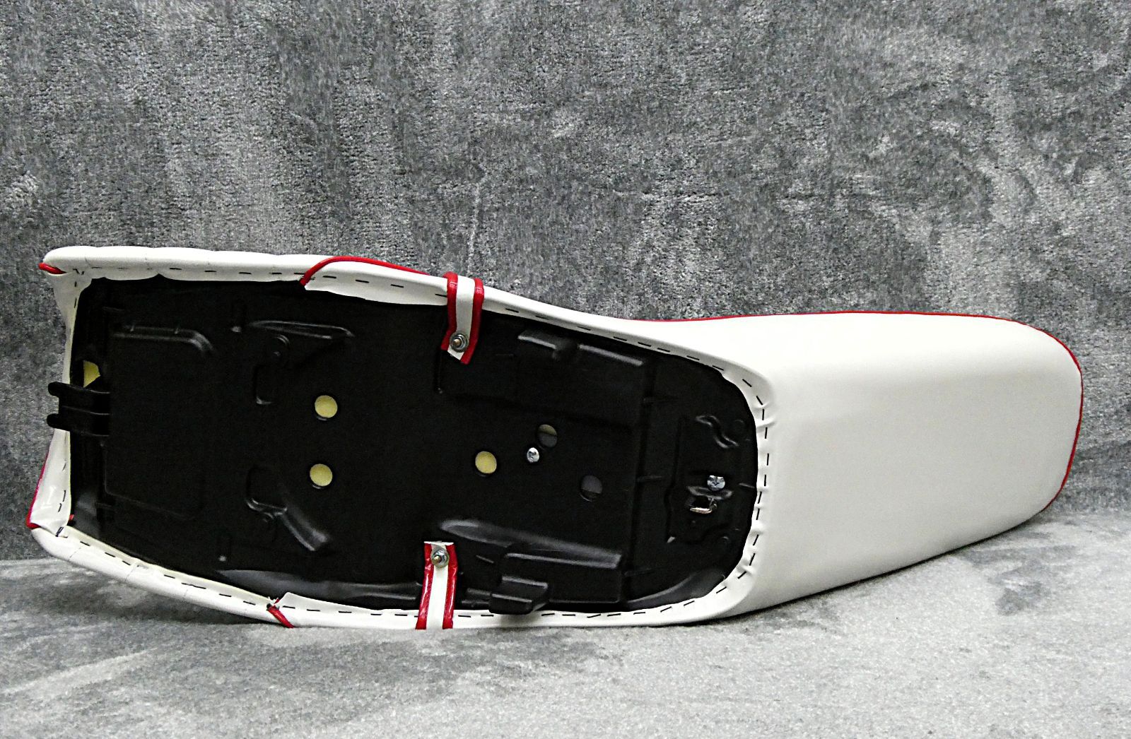 NC39 NC42 CB400SF 白赤エナ 三段シート/ホワイト 前期 後期 最終型3段