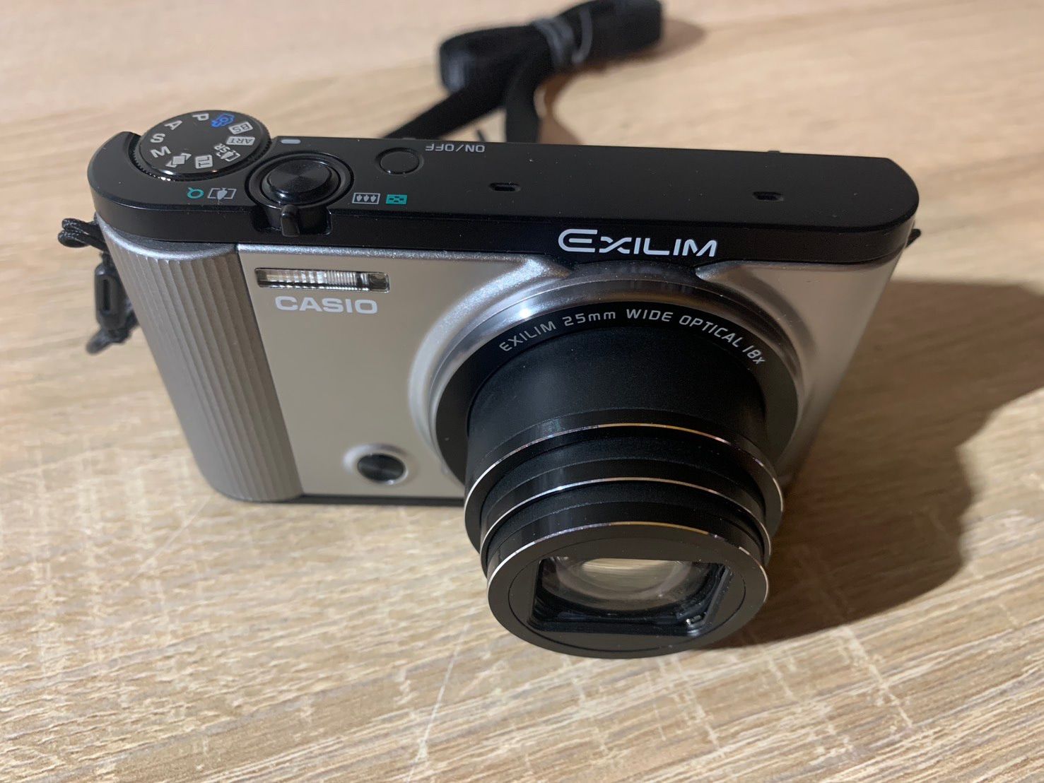 シルバー デジカメ