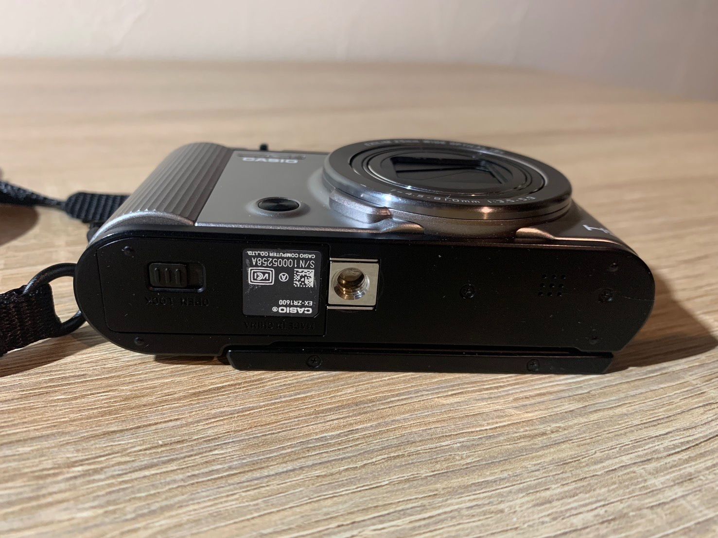 シルバー デジカメ