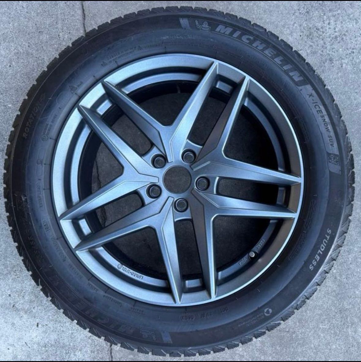 ボルベット 235 55 R 19 ホイール付きスタッドレス4本セット