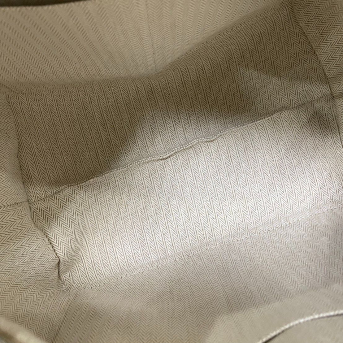 ベージュ シルバー金具