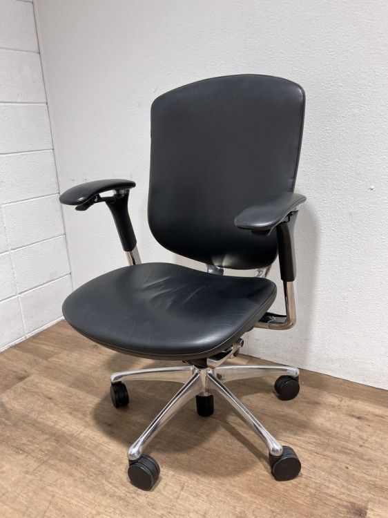 オカムラ 可動肘付コンテッサチェア