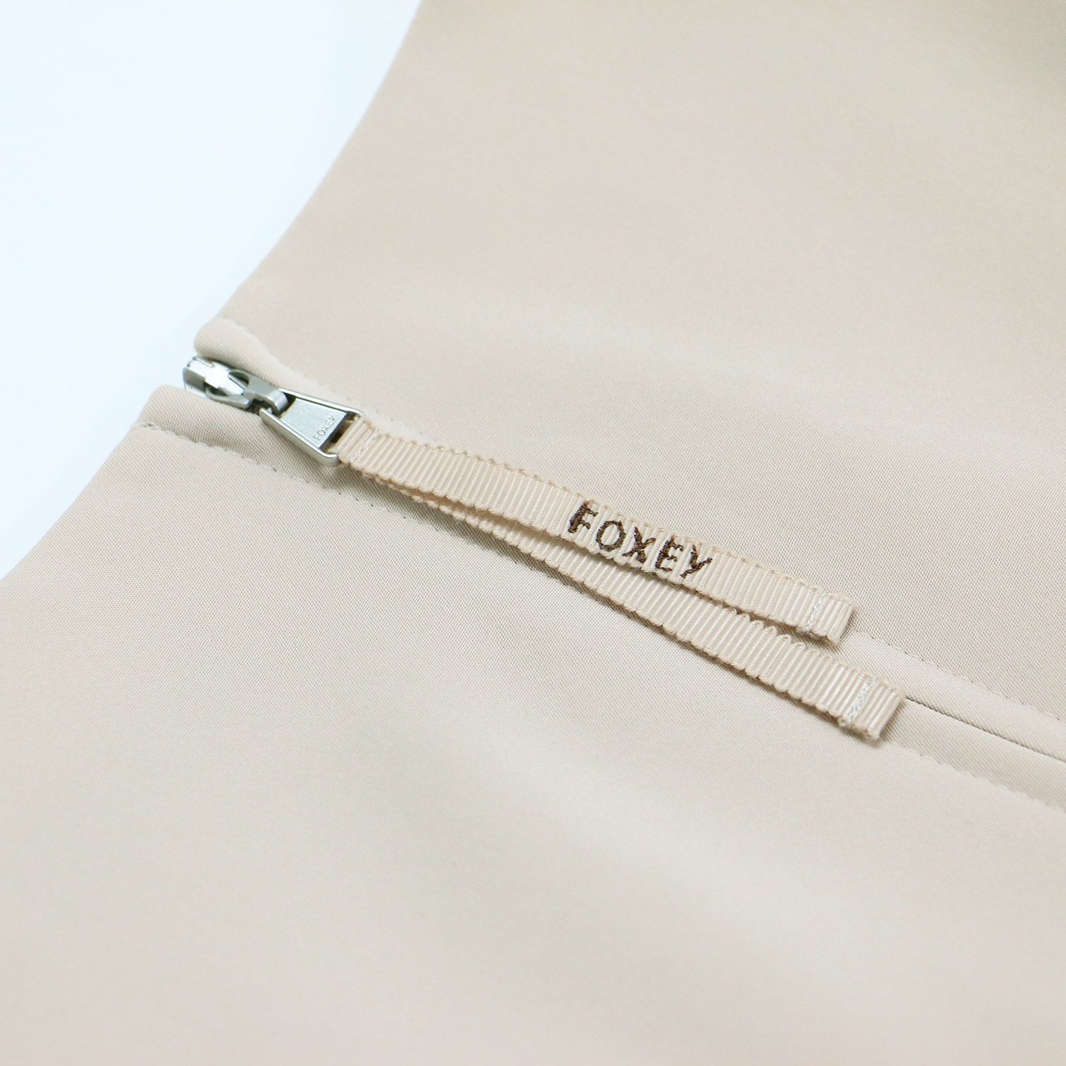  FOXEY YORK フォクシーニューヨーク ワンピース ピンクベージュ サイズ 40 L 21秋冬 ドレス ニュークラシック ミディ丈 半袖 クルーネック サイドギャザー フ トップス レディース 半袖 ひざ丈ワンピース