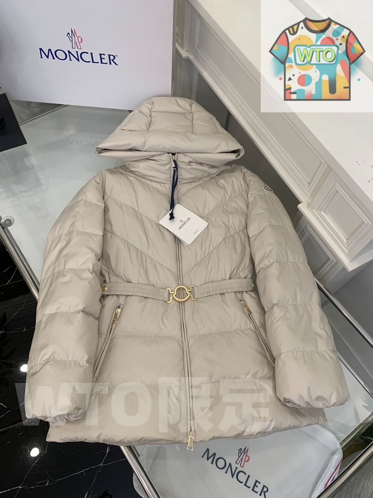 MONCLERモンクレール ベージュグレーのフード付きv縫い糸デザイン 腰を締めて痩せて見えるベルト | |