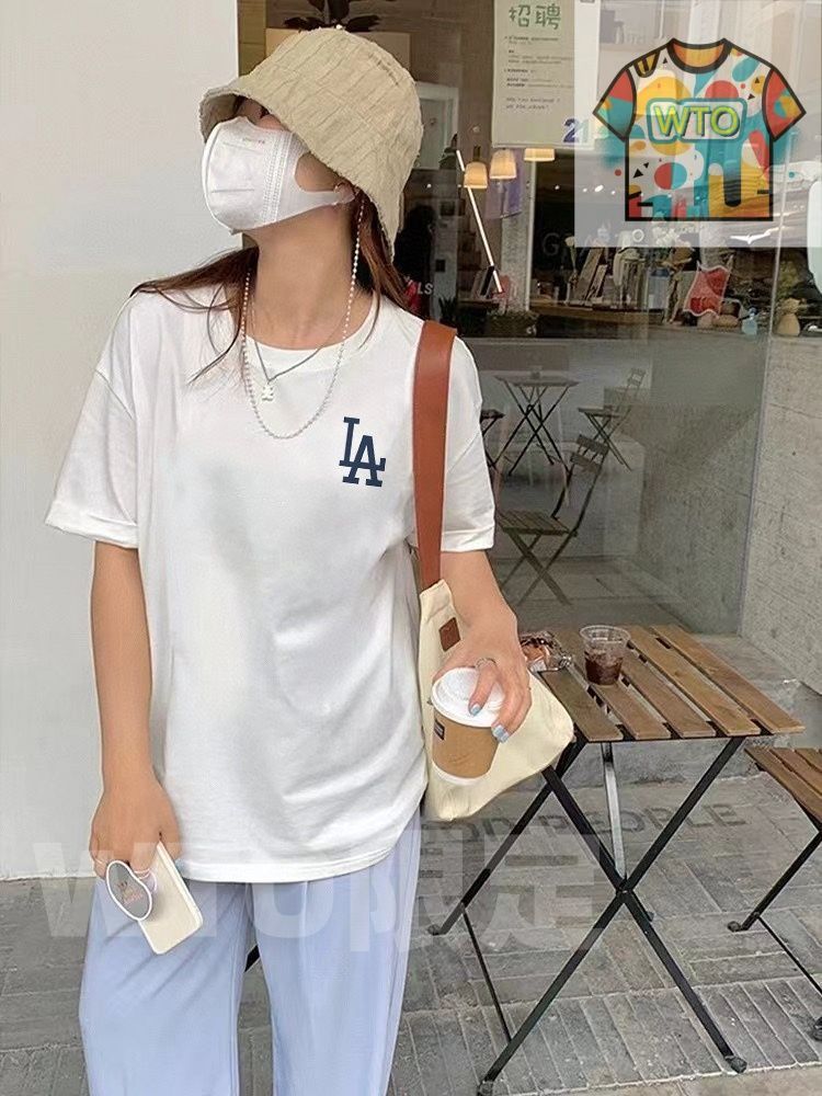 この半袖は MLB と NY ヤンキーズのコラボレーションシリーズの 1 点で LA のブループリントが特徴的なデザインで ファッション性と個性を兼ね備えており 男女兼用でカップル着としても最適です -WTO輸入1