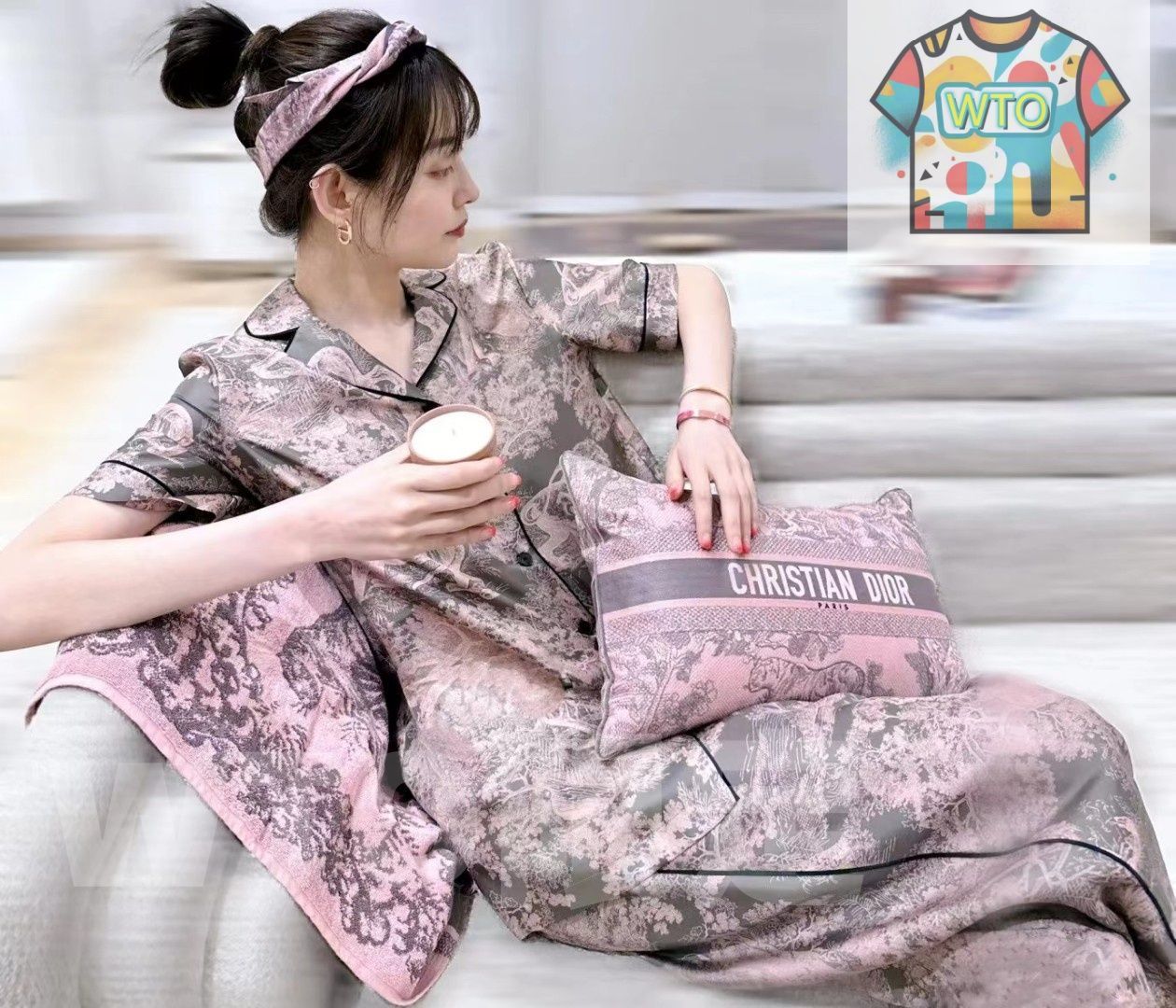  これは DIOR ディオール の女用パジャマで 家居服としても最適なものです 原 質で ネット紅人と同じデザインの 2 ピースセットです 長袖と長パンツの で 快適な着用感を提供します WTO輸入1 Tシャツ アパレル キャラクターグッズ