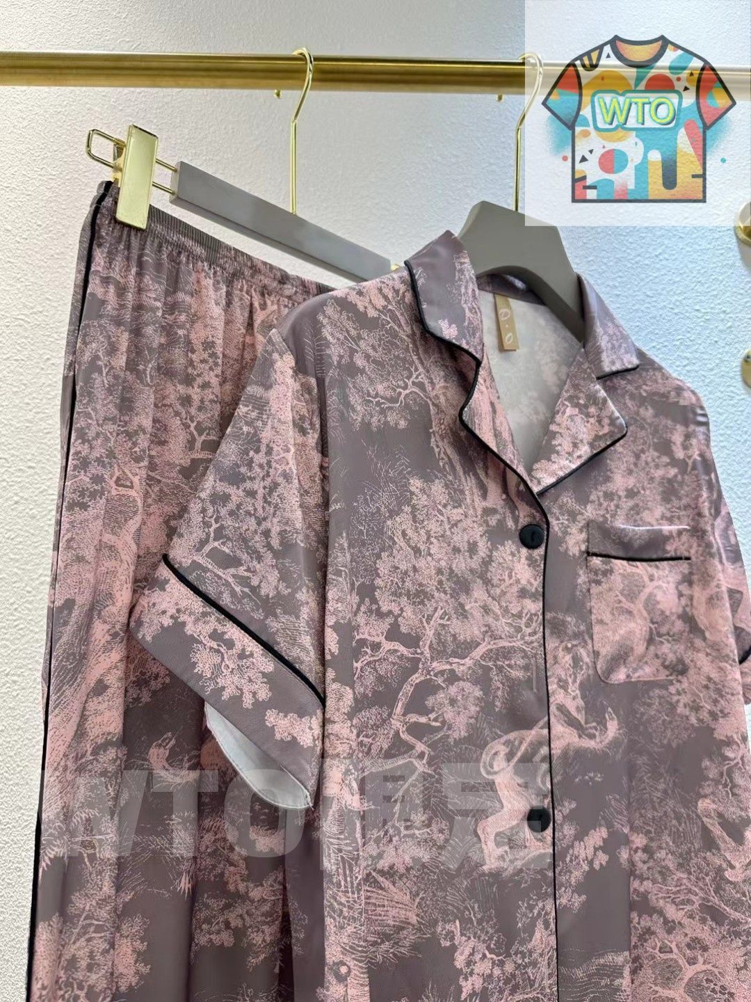 これは DIOR ディオール の女用パジャマで 家居服としても最適なものです 原 質で ネット紅人と同じデザインの 2 ピースセットです 長袖と長パンツの で 快適な着用感を提供します WTO輸入1