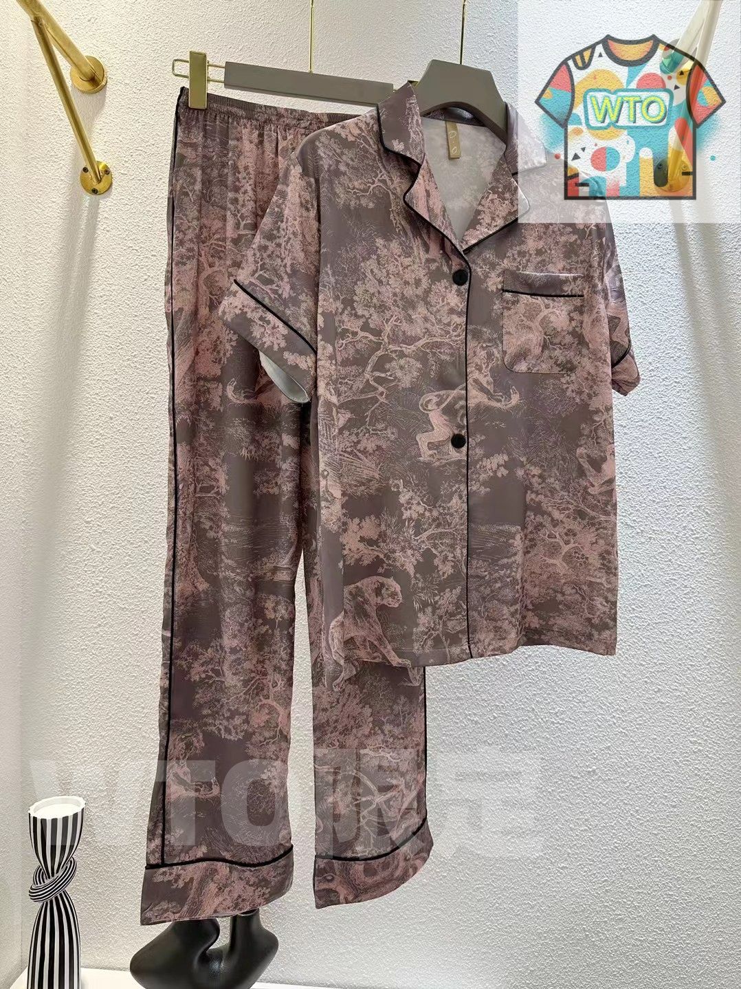 これは DIOR ディオール の女用パジャマで 家居服としても最適なものです 原 質で ネット紅人と同じデザインの 2 ピースセットです 長袖と長パンツの で 快適な着用感を提供します WTO輸入1