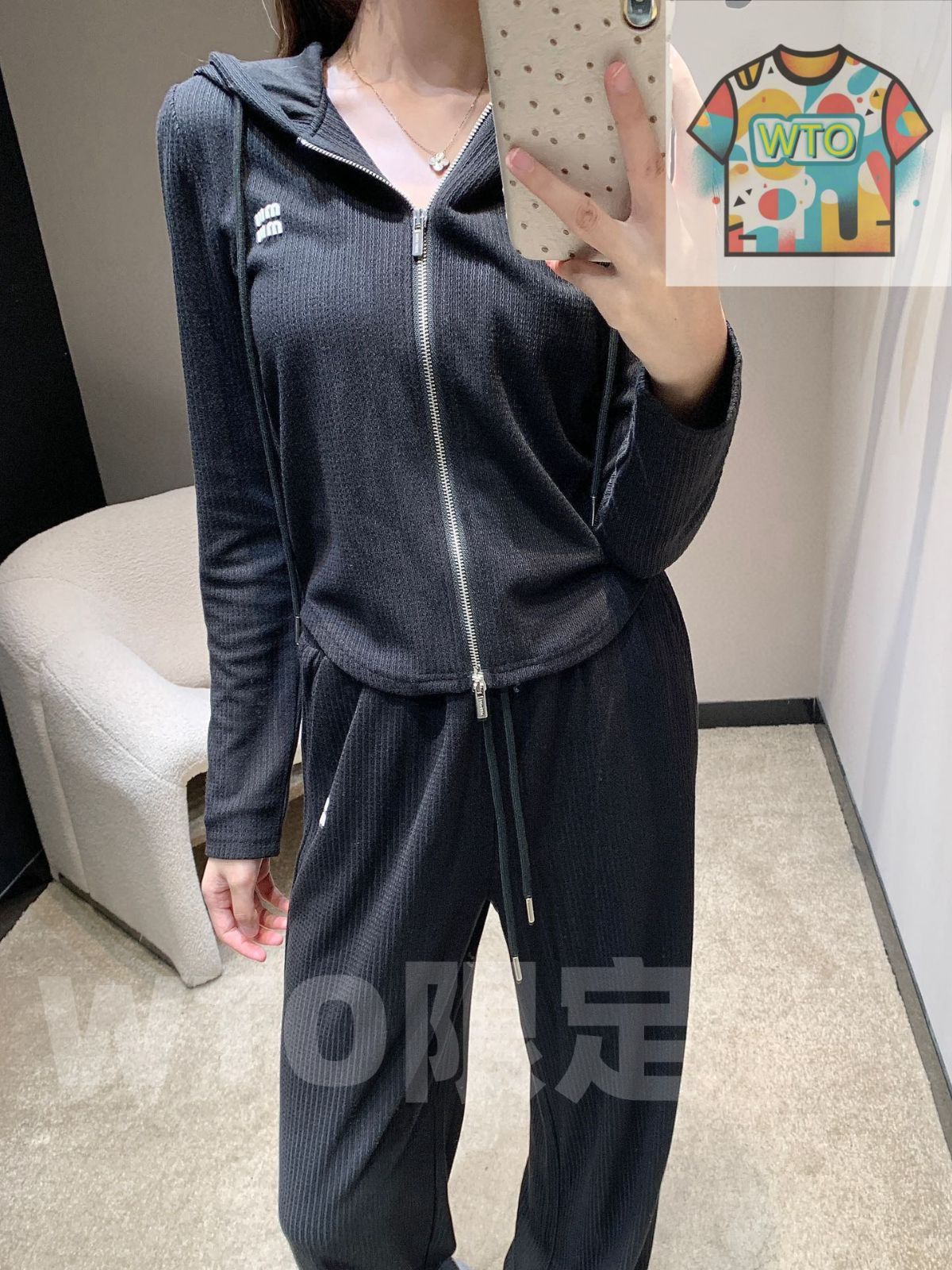 ミュウミュウ Miumiu アルファベット入りフード付きダブルヘッドジップアウターとゴムウエストのレジャー長パンツのセット -WTO輸入1